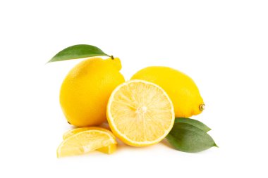 Lemon beyaz arka planda izole edilmiş. Dilimlenmiş limon meyvesi. Turunçgil yapraklı taze limon meyvesi. Limon suyu. Şablon. Metin için boşluk.