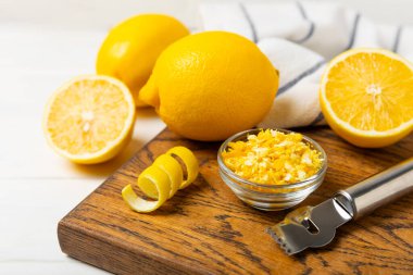 Limon aromalı. Taze sarı organik limonlar ve ahşap bir masada rende. Citrus lezzet rendesi. Limon kabuğu. Mesaj için C vitamini. Boşluğu kopyala.