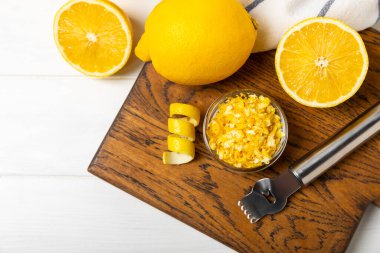 Limon aromalı. Taze sarı organik limonlar ve ahşap bir masada rende. Citrus lezzet rendesi. Limon kabuğu. Mesaj için C vitamini. Boşluğu kopyala.