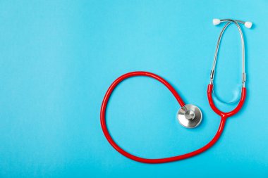 Masada steteskop var. Tıbbi alet. Tıbbi konsept. Sağlık hizmetleri. Sağlık Günü. Doktor ekipmanı. Kardiyoloji. Kalp hastalığı. Akciğer teşhisi. Solunum iltihabı teşhisi.