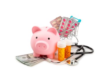Tıbbi masraflar, finansal konsept, sağlık sigortası. Steteskop dolarların üzerinde. Para ve kumbara. Tıbbi bakım. Sağlık hizmetleri mali kontrolü veya sağlık sigortası maliyetleri kavramı için tasarruf.
