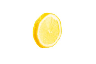 Lemon beyaz arka planda izole edilmiş. Dilimlenmiş limon meyvesi. Turunçgil yapraklı taze limon meyvesi. Limon suyu. Şablon. Metin için boşluk.