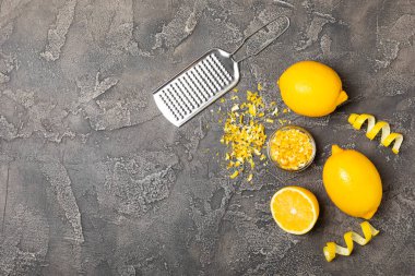 Limon aromalı. Taze sarı organik limonlar ve ahşap bir masada rende. Citrus lezzet rendesi. Limon kabuğu. Mesaj için C vitamini. Boşluğu kopyala.