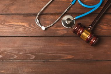 Masaya steteskop ve çekiç. Tıbbi hata, kişisel yaralanma avukatı, ve sağlık hizmeti hukuki açıdan. Avukat. Tıbbi ihmalin hukuki tanımı. Hukuk kavramı. Sağlık ve Tıp.