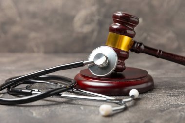 Masaya steteskop ve çekiç. Tıbbi hata, kişisel yaralanma avukatı, ve sağlık hizmeti hukuki açıdan. Avukat. Tıbbi ihmalin hukuki tanımı. Hukuk kavramı. Sağlık ve Tıp.