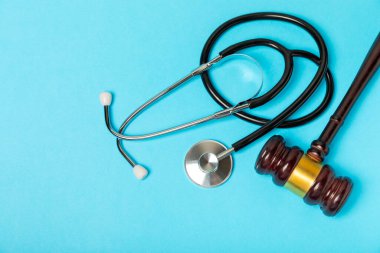 Masaya steteskop ve çekiç. Tıbbi hata, kişisel yaralanma avukatı, ve sağlık hizmeti hukuki açıdan. Avukat. Tıbbi ihmalin hukuki tanımı. Hukuk kavramı. Sağlık ve Tıp.