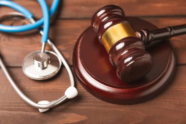 Masaya steteskop ve çekiç. Tıbbi hata, kişisel yaralanma avukatı, ve sağlık hizmeti hukuki açıdan. Avukat. Tıbbi ihmalin hukuki tanımı. Hukuk kavramı. Sağlık ve Tıp.