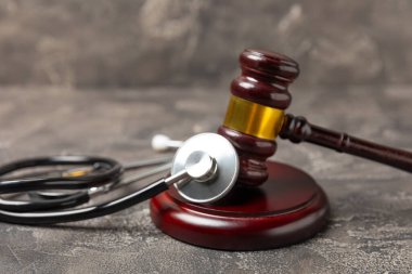 Masaya steteskop ve çekiç. Tıbbi hata, kişisel yaralanma avukatı, ve sağlık hizmeti hukuki açıdan. Avukat. Tıbbi ihmalin hukuki tanımı. Hukuk kavramı. Sağlık ve Tıp.