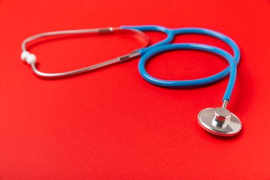 Masada steteskop var. Tıbbi alet. Tıbbi konsept. Sağlık hizmetleri. Sağlık Günü. Doktor ekipmanı. Kardiyoloji. Kalp hastalığı. Akciğer teşhisi. Solunum iltihabı teşhisi.