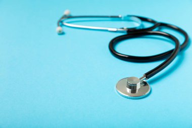 Masada steteskop var. Tıbbi alet. Tıbbi konsept. Sağlık hizmetleri. Sağlık Günü. Doktor ekipmanı. Kardiyoloji. Kalp hastalığı. Akciğer teşhisi. Solunum iltihabı teşhisi.