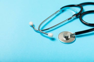 Masada steteskop var. Tıbbi alet. Tıbbi konsept. Sağlık hizmetleri. Sağlık Günü. Doktor ekipmanı. Kardiyoloji. Kalp hastalığı. Akciğer teşhisi. Solunum iltihabı teşhisi.