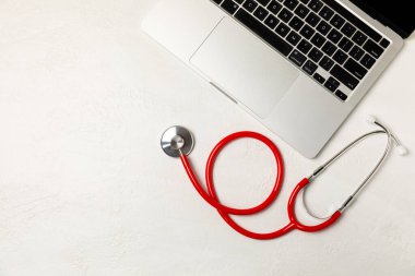 Masada steteskop var. Tıbbi alet. Tıbbi konsept. Sağlık hizmetleri. Sağlık Günü. Doktor ekipmanı. Kardiyoloji. Kalp hastalığı. Akciğer teşhisi. Solunum iltihabı teşhisi.