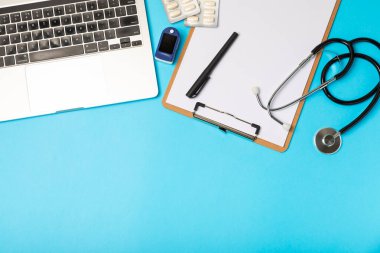 Masada steteskop var. Tıbbi alet. Tıbbi konsept. Sağlık hizmetleri. Sağlık Günü. Doktor ekipmanı. Kardiyoloji. Kalp hastalığı. Akciğer teşhisi. Solunum iltihabı teşhisi.