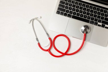 Masada steteskop var. Tıbbi alet. Tıbbi konsept. Sağlık hizmetleri. Sağlık Günü. Doktor ekipmanı. Kardiyoloji. Kalp hastalığı. Akciğer teşhisi. Solunum iltihabı teşhisi.