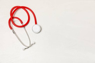 Masada steteskop var. Tıbbi alet. Tıbbi konsept. Sağlık hizmetleri. Sağlık Günü. Doktor ekipmanı. Kardiyoloji. Kalp hastalığı. Akciğer teşhisi. Solunum iltihabı teşhisi.