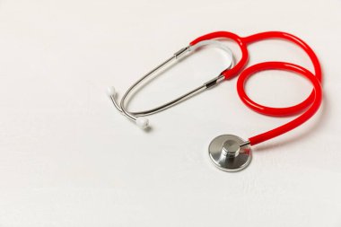 Masada steteskop var. Tıbbi alet. Tıbbi konsept. Sağlık hizmetleri. Sağlık Günü. Doktor ekipmanı. Kardiyoloji. Kalp hastalığı. Akciğer teşhisi. Solunum iltihabı teşhisi.