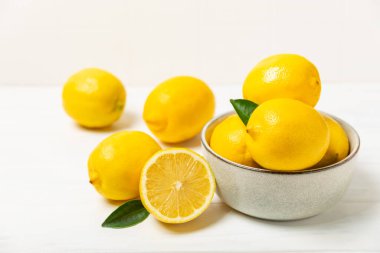 Tahta bir masada limon. Bir dilim taze limon. Turunçgil yapraklı taze limon. Limon suyu. Yemek ve içecek malzemeleri hazırlanıyor. Sağlıklı beslenme. Metin için C vitamini alanı.