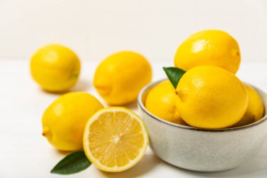Tahta bir masada limon. Bir dilim taze limon. Turunçgil yapraklı taze limon. Limon suyu. Yemek ve içecek malzemeleri hazırlanıyor. Sağlıklı beslenme. Metin için C vitamini alanı.