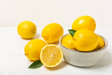 Tahta bir masada limon. Bir dilim taze limon. Turunçgil yapraklı taze limon. Limon suyu. Yemek ve içecek malzemeleri hazırlanıyor. Sağlıklı beslenme. Metin için C vitamini alanı.