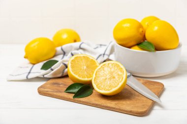 Tahta bir masada limon. Bir dilim taze limon. Turunçgil yapraklı taze limon. Limon suyu. Yemek ve içecek malzemeleri hazırlanıyor. Sağlıklı beslenme. Metin için C vitamini alanı.