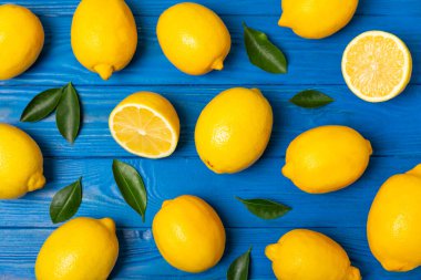 Tahta bir masada limon. Bir dilim taze limon. Turunçgil yapraklı taze limon. Limon suyu. Yemek ve içecek malzemeleri hazırlanıyor. Sağlıklı beslenme. Metin için C vitamini alanı.