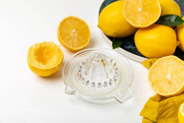 Limon suyu. Kasede taze limon suyu. Olgun narenciye, nane, meyve suyu ve masada meyve sıkacağı. C vitamini. Limon suyu. Pişirme ya da salata sosu için. Mesaj için yer var. Boşluğu kopyala.
