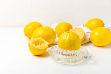 Limon suyu. Kasede taze limon suyu. Olgun narenciye, nane, meyve suyu ve masada meyve sıkacağı. C vitamini. Limon suyu. Pişirme ya da salata sosu için. Mesaj için yer var. Boşluğu kopyala.