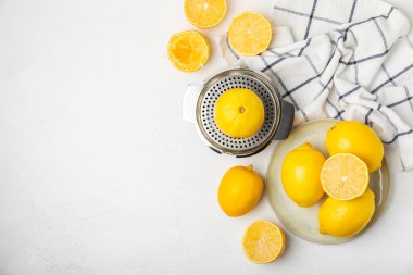 Limon suyu. Kasede taze limon suyu. Olgun narenciye, nane, meyve suyu ve masada meyve sıkacağı. C vitamini. Limon suyu. Pişirme ya da salata sosu için. Mesaj için yer var. Boşluğu kopyala.