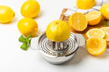 Limon suyu. Kasede taze limon suyu. Olgun narenciye, nane, meyve suyu ve masada meyve sıkacağı. C vitamini. Limon suyu. Pişirme ya da salata sosu için. Mesaj için yer var. Boşluğu kopyala.
