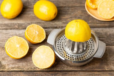 Limon suyu. Kasede taze limon suyu. Olgun narenciye, nane, meyve suyu ve masada meyve sıkacağı. C vitamini. Limon suyu. Pişirme ya da salata sosu için. Mesaj için yer var. Boşluğu kopyala.