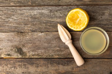 Limon suyu. Kasede taze limon suyu. Olgun narenciye, nane, meyve suyu ve masada meyve sıkacağı. C vitamini. Limon suyu. Pişirme ya da salata sosu için. Mesaj için yer var. Boşluğu kopyala.