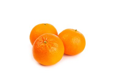 Taze, sulu mandalinalar. Taze olgun mandalina, mandalina ya da mandalina yapraklı mandalina. Beyaz arka planda izole edilmiş. Turunçgil meyveleri. Mandalina ya da mandalina. Taze portakal meyveleri.