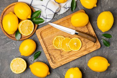 Tahta bir masada limon. Bir dilim taze limon. Turunçgil yapraklı taze limon. Limon suyu. Yemek ve içecek malzemeleri hazırlanıyor. Sağlıklı beslenme. Metin için C vitamini alanı.