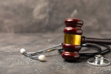 Masaya steteskop ve çekiç. Tıbbi hata, kişisel yaralanma avukatı, ve sağlık hizmeti hukuki açıdan. Avukat. Tıbbi ihmalin hukuki tanımı. Hukuk kavramı. Sağlık ve Tıp.