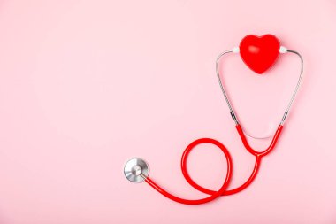 Kardiyoloji. Stetoskop kalp. Geçmişinde doktor steteskopu olan kırmızı kalp, hastane hayat sigortası konsepti, Dünya Kalp Sağlığı Günü. Doktor Day. Tıbbi yardım. Kalp rahatsızlığı. Kalp krizi geçirdi. Metin için boşluk. Uzayı kopyala Düz Yatay.