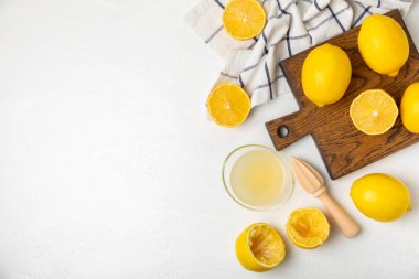 Limon suyu. Kasede taze limon suyu. Olgun narenciye, nane, meyve suyu ve masada meyve sıkacağı. C vitamini. Limon suyu. Pişirme ya da salata sosu için. Mesaj için yer var. Boşluğu kopyala.