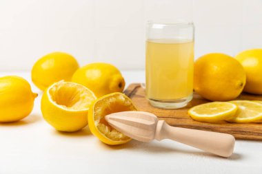 Limon suyu. Kasede taze limon suyu. Olgun narenciye, nane, meyve suyu ve masada meyve sıkacağı. C vitamini. Limon suyu. Pişirme ya da salata sosu için. Mesaj için yer var. Boşluğu kopyala.