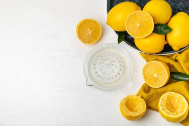 Limon suyu. Kasede taze limon suyu. Olgun narenciye, nane, meyve suyu ve masada meyve sıkacağı. C vitamini. Limon suyu. Pişirme ya da salata sosu için. Mesaj için yer var. Boşluğu kopyala.