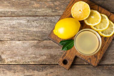 Limon suyu. Kasede taze limon suyu. Olgun narenciye, nane, meyve suyu ve masada meyve sıkacağı. C vitamini. Limon suyu. Pişirme ya da salata sosu için. Mesaj için yer var. Boşluğu kopyala.