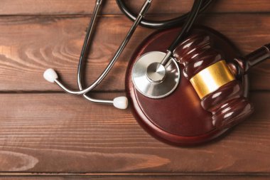 Masaya steteskop ve çekiç. Tıbbi hata, kişisel yaralanma avukatı, ve sağlık hizmeti hukuki açıdan. Avukat. Tıbbi ihmalin hukuki tanımı. Hukuk kavramı. Sağlık ve Tıp.