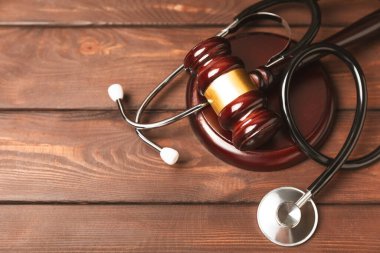 Masaya steteskop ve çekiç. Tıbbi hata, kişisel yaralanma avukatı, ve sağlık hizmeti hukuki açıdan. Avukat. Tıbbi ihmalin hukuki tanımı. Hukuk kavramı. Sağlık ve Tıp.