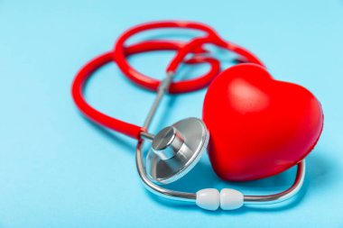 Kardiyoloji. Stetoskop kalp. Doktorun steteskop geçmişi, hastane hayat sigortası konsepti, Dünya Kalp Sağlığı Günü. Doktor Day. Tıbbi yardım. Kalp rahatsızlığı. Kalp krizi geçirdi. Sağlık hizmetleri. Metin için boşluk. Uzayı kopyala Düz Yatay.