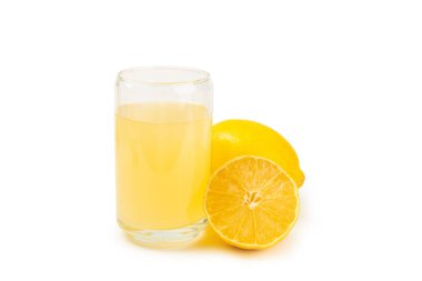 Limon suyu. Beyaz arka planda izole edilmiş bir kasede taze limon suyu. Olgun narenciye, nane, meyve suyu ve masada meyve sıkacağı. C vitamini. Limon suyu. Pişirme veya salata sosu için gerekli malzemeler.