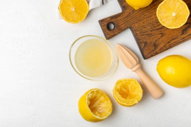 Limon suyu. Kasede taze limon suyu. Olgun narenciye, nane, meyve suyu ve masada meyve sıkacağı. C vitamini. Limon suyu. Pişirme ya da salata sosu için. Mesaj için yer var. Boşluğu kopyala.