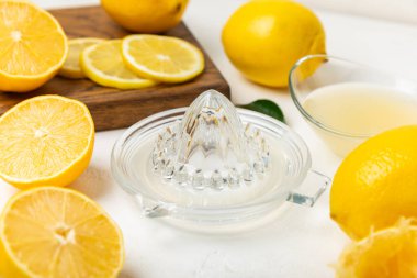 Limon suyu. Kasede taze limon suyu. Olgun narenciye, nane, meyve suyu ve masada meyve sıkacağı. C vitamini. Limon suyu. Pişirme ya da salata sosu için. Mesaj için yer var. Boşluğu kopyala.