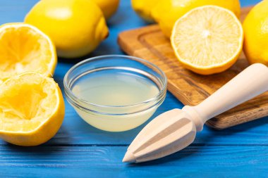 Limon suyu. Kasede taze limon suyu. Olgun narenciye, nane, meyve suyu ve masada meyve sıkacağı. C vitamini. Limon suyu. Pişirme ya da salata sosu için. Mesaj için yer var. Boşluğu kopyala.