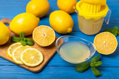 Limon suyu. Kasede taze limon suyu. Olgun narenciye, nane, meyve suyu ve masada meyve sıkacağı. C vitamini. Limon suyu. Pişirme ya da salata sosu için. Mesaj için yer var. Boşluğu kopyala.