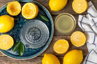 Limon suyu. Kasede taze limon suyu. Olgun narenciye, nane, meyve suyu ve masada meyve sıkacağı. C vitamini. Limon suyu. Pişirme ya da salata sosu için. Mesaj için yer var. Boşluğu kopyala.