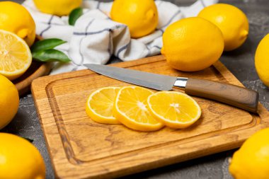 Tahta bir masada limon. Bir dilim taze limon. Turunçgil yapraklı taze limon. Limon suyu. Yemek ve içecek malzemeleri hazırlanıyor. Sağlıklı beslenme. Metin için C vitamini alanı.