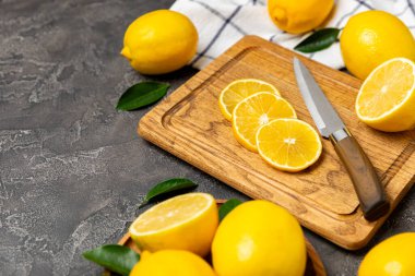 Tahta bir masada limon. Bir dilim taze limon. Turunçgil yapraklı taze limon. Limon suyu. Yemek ve içecek malzemeleri hazırlanıyor. Sağlıklı beslenme. Metin için C vitamini alanı.